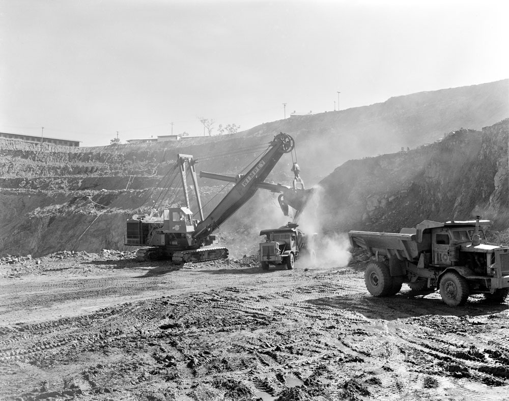 Loading a haul truck in White’s open cut pit, Rum Jungle mine site (1957). National Archives of Australia: A1200, L23111